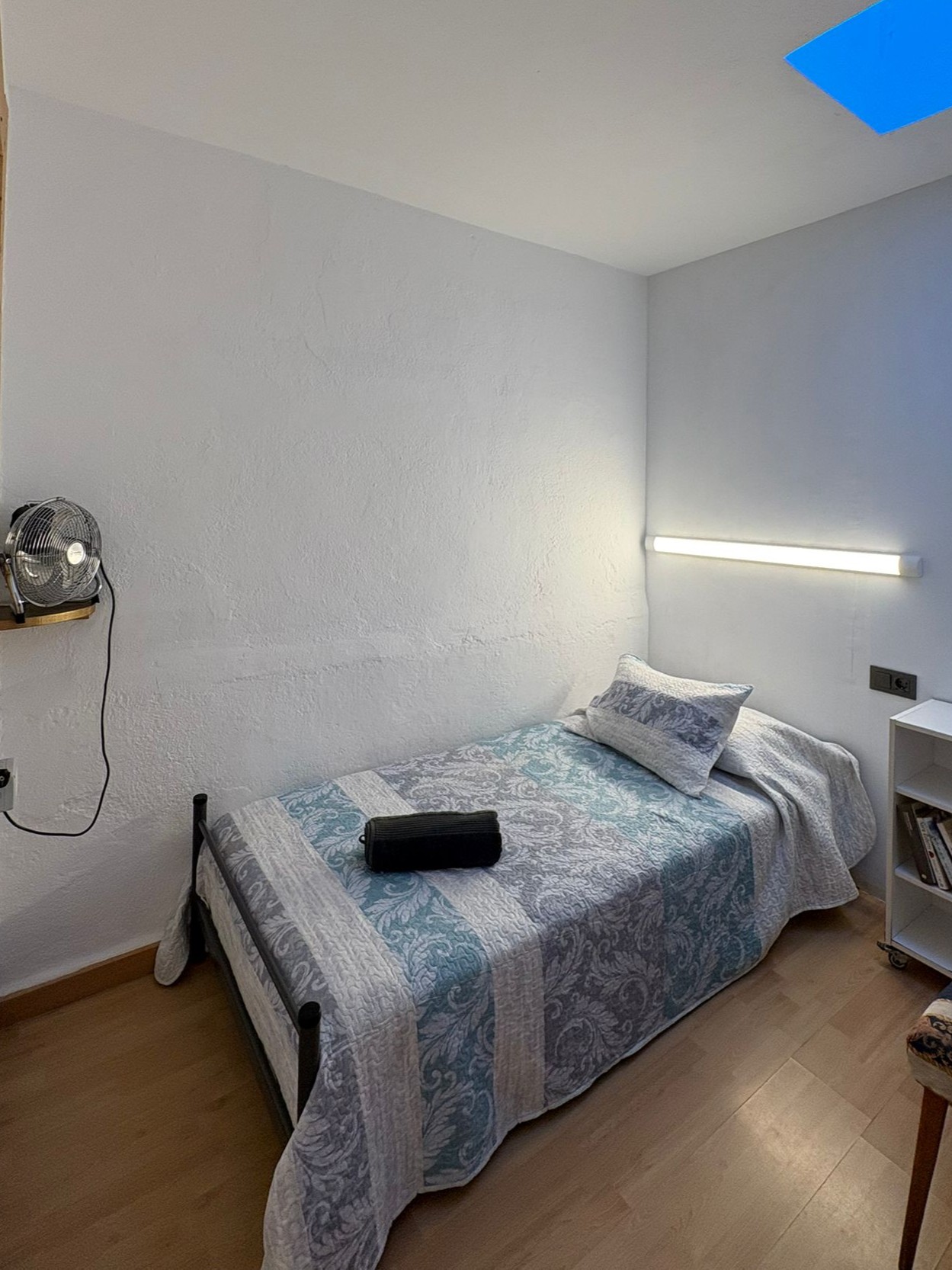 Habitación Sencilla Azul con ventilador y barra de luz lineal