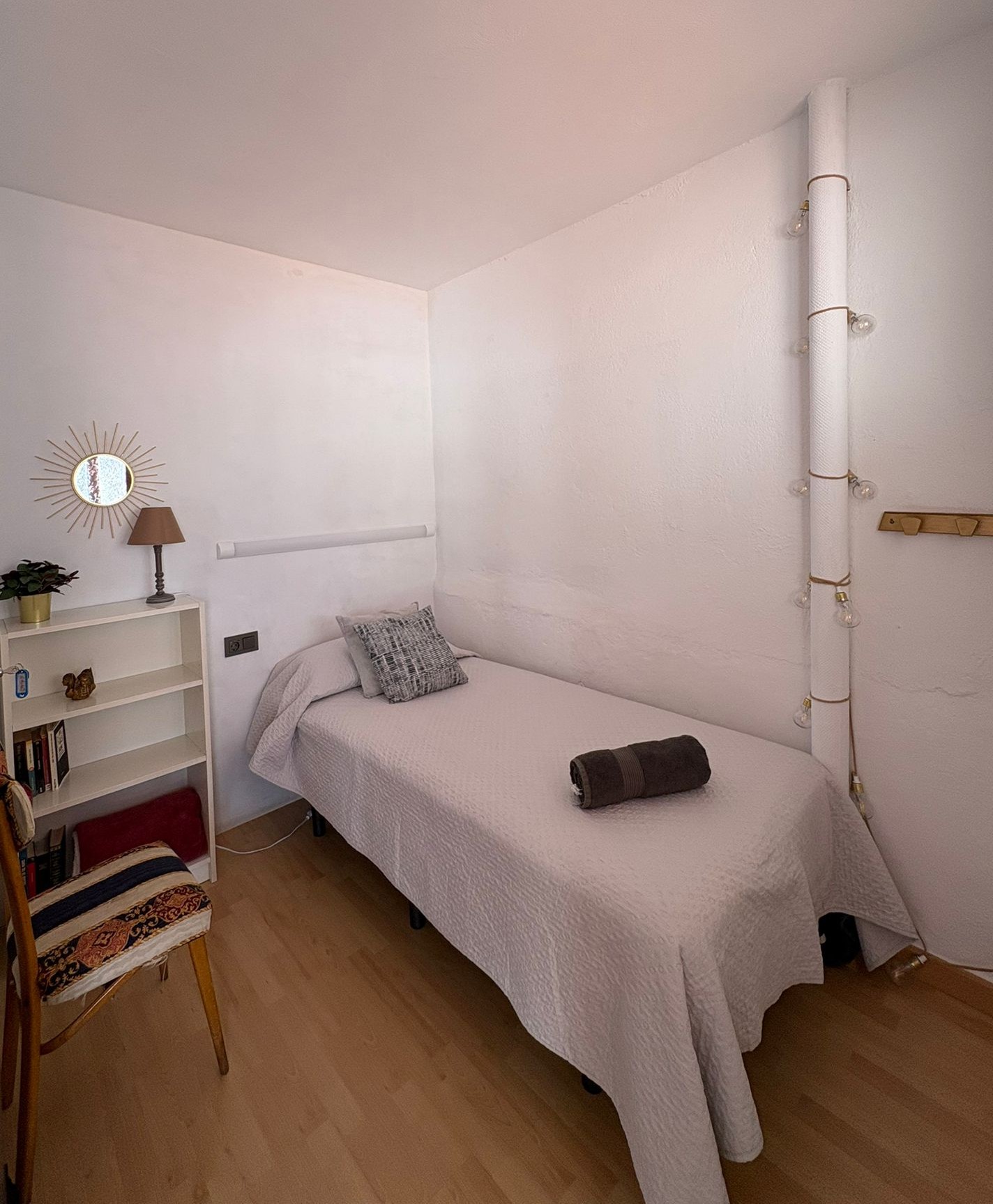 Habitación Sencilla Andén con estantería y tiras de bombillas